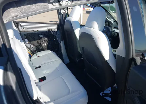 2024 Tesla Model Y Long Range Dual Motor All-Wheel Drive z USA, uszkodzony, nr VIN 7SAYGDEE9RA330471